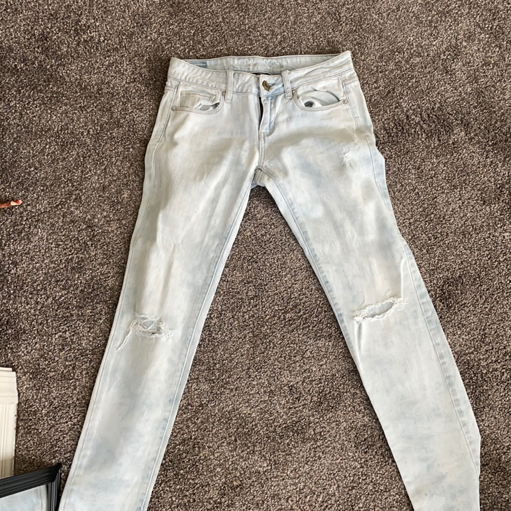 American Eagle light blue skinny jeans. Size 2